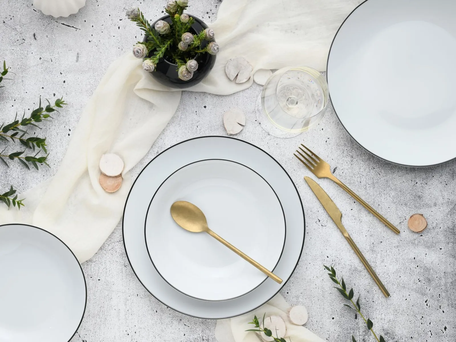 Creatable Geschirrset|Luna - Tellerset 18-tlg, Luna Black Line - Tellerset 18-tlg - Weiss