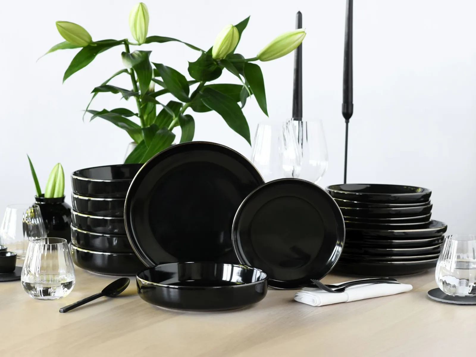 Creatable Geschirrset|Teller|Nordic Festive - Tellerset 18-tlg - Schwarz
